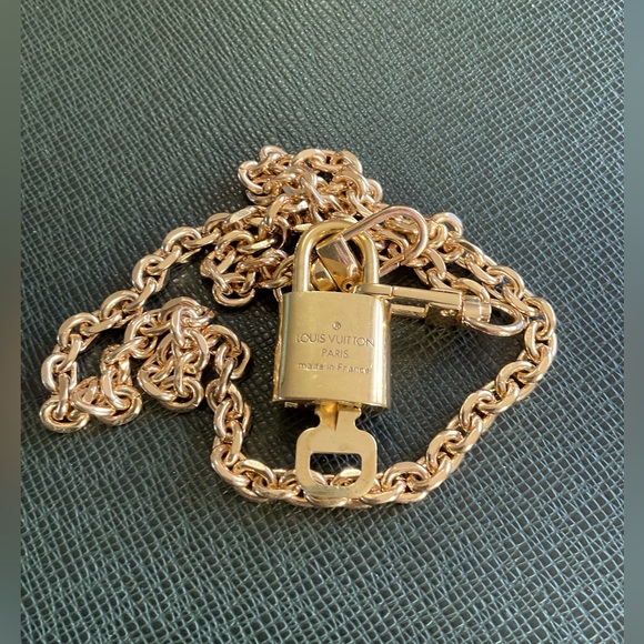 ✅ AUTHENTIC LOUIS VUITTON LOCK&KEY PENDANT - Picture 5 of 6